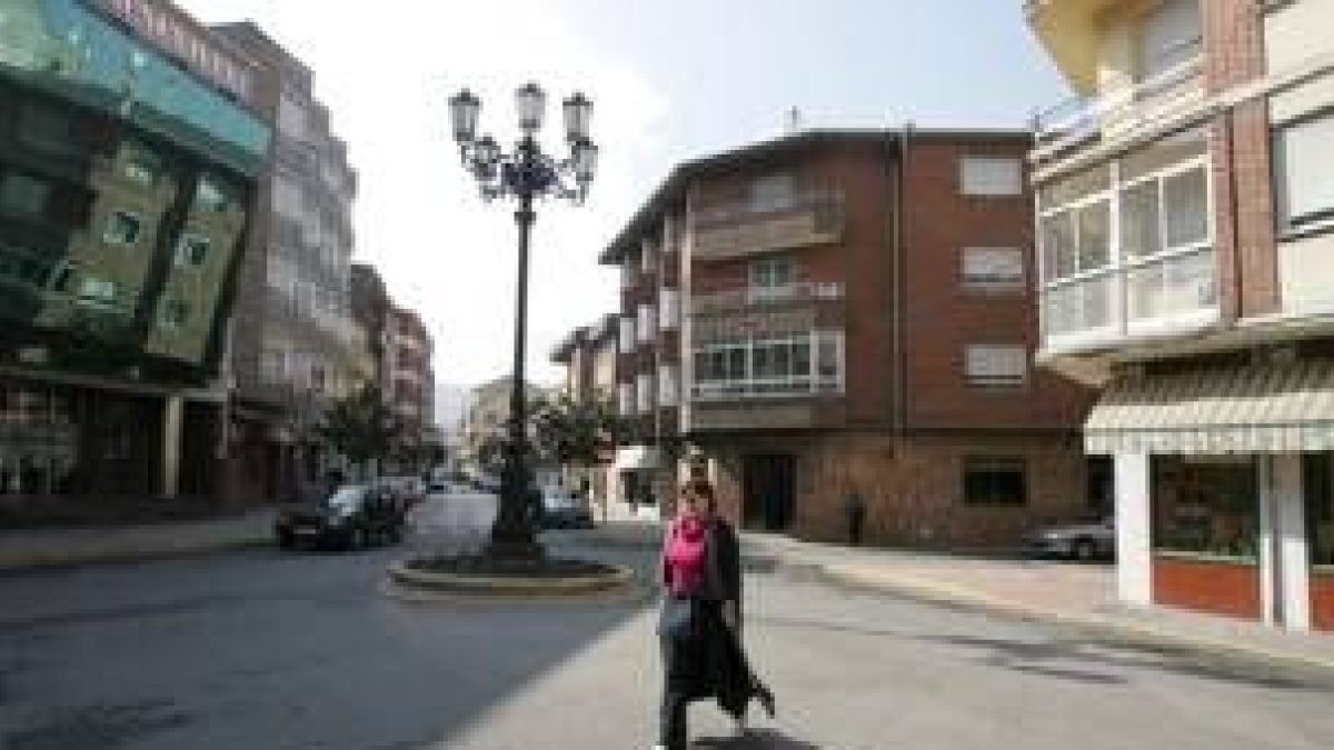 Imagen de la avenida del Bierzo, en el centro de Bembibre, con el Teatro Benevívere a la izquierda