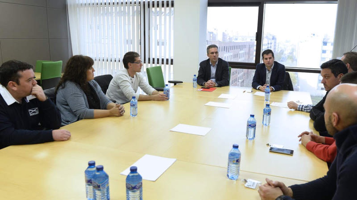 Tudanca, ayer, en la reunión con los representantes de los trabajadores de Macrolibro.