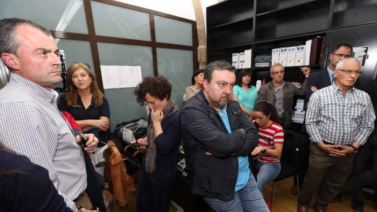 El grupo de concejales del PP arropó ayer a Riesco.