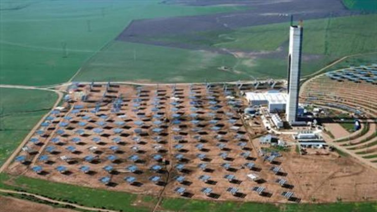 Vista aérea de la planta termosolar de Abengoa en Sanlucar la Mayor, Sevilla.