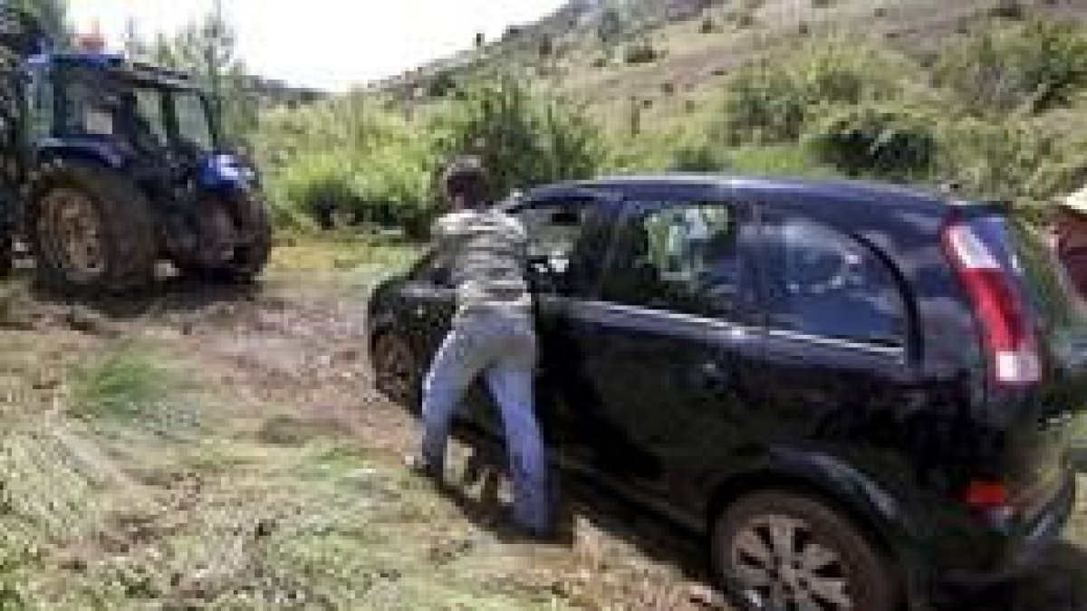 Rescate de un coche del lodo en el paraje del Grado del Pico en Segovia