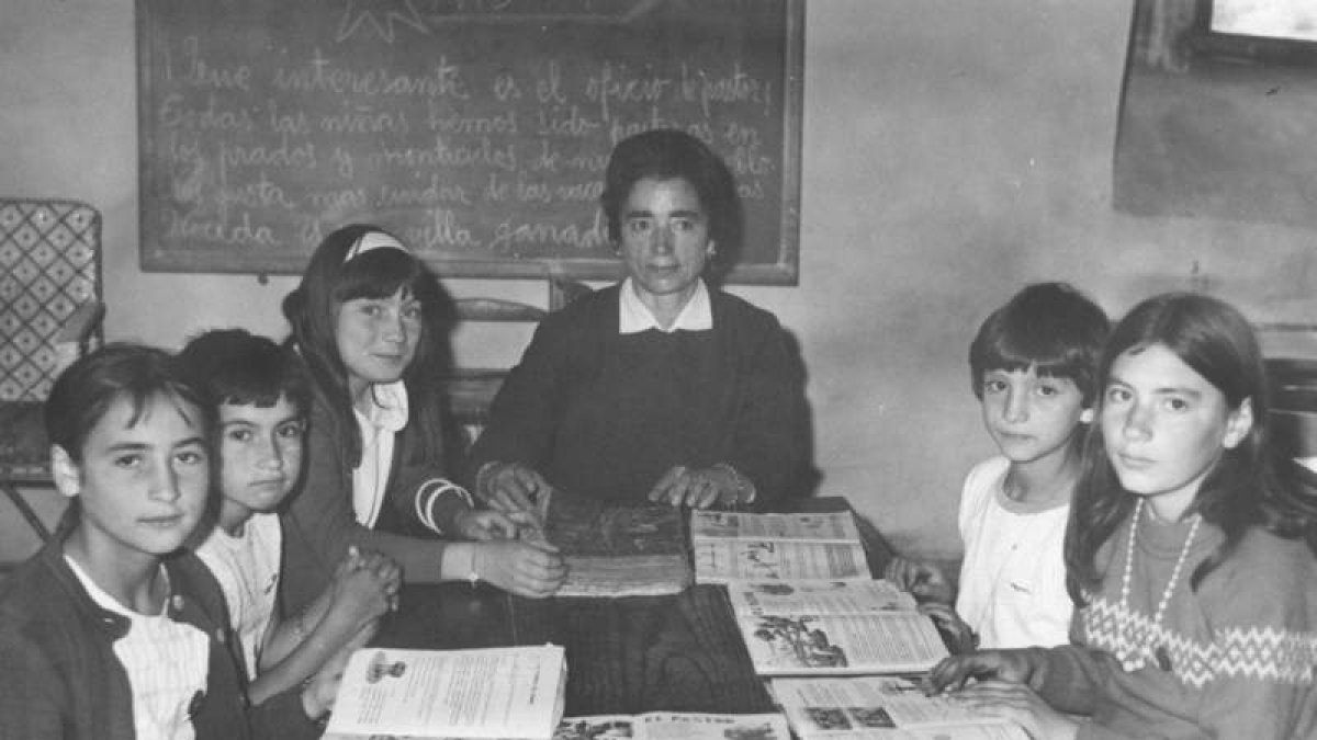 Felisa Rodríguez con sus alumnas de Noceda. DL