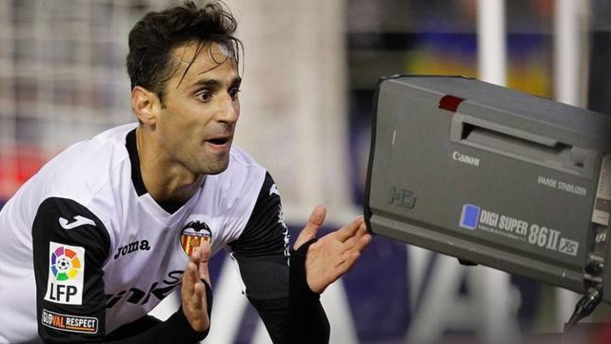 El jugador del Valencia Jonás celebra un gol ante una cámara de televisión.