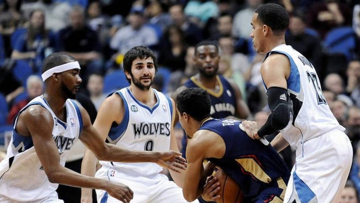 Rubio observa una jugada protagonizada por Roberts (centro), Brewer (izquierda) y Martin.