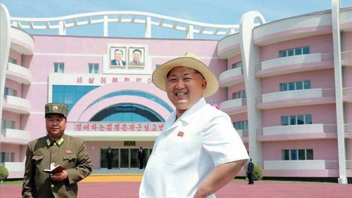 El líder norcoreano Kim Jong-Un en una visita al orfanato Wonsan en Corea del Norte.