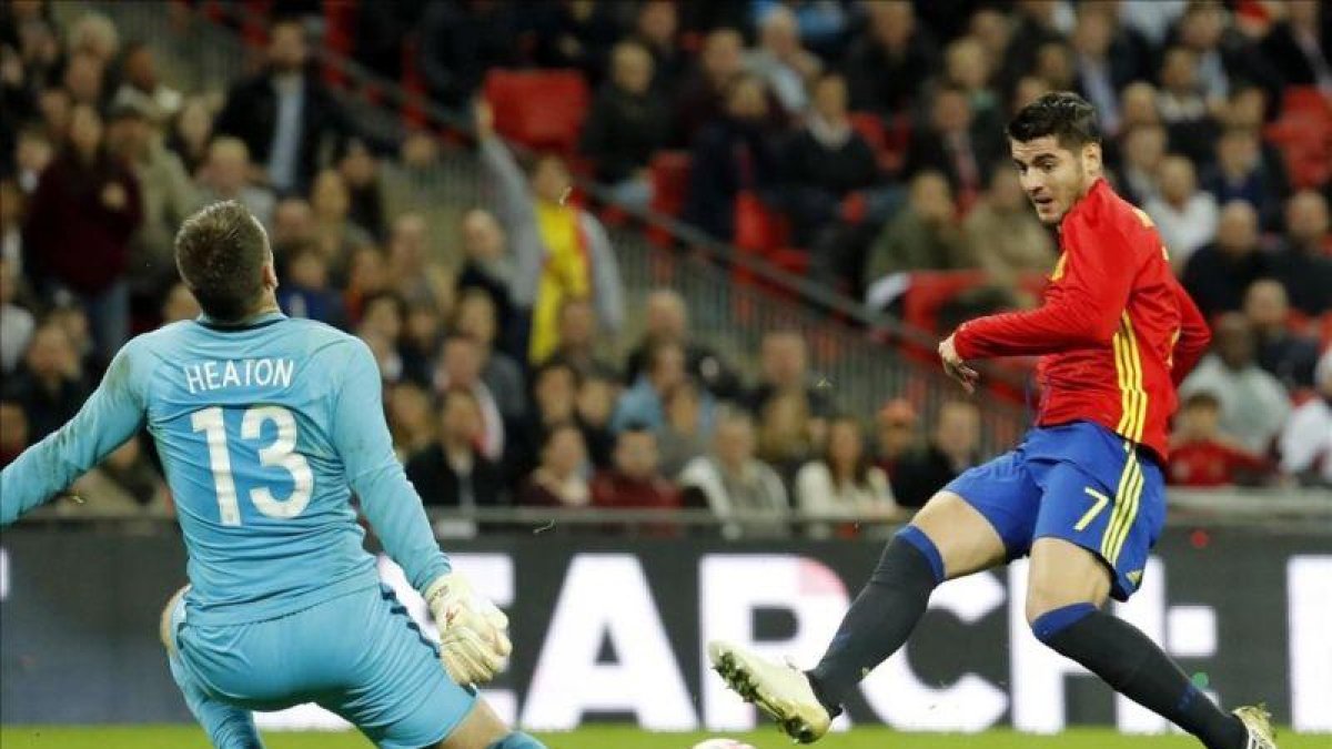 Morata remata ante Heaton durante el Inglaterra-España en Wembley.
