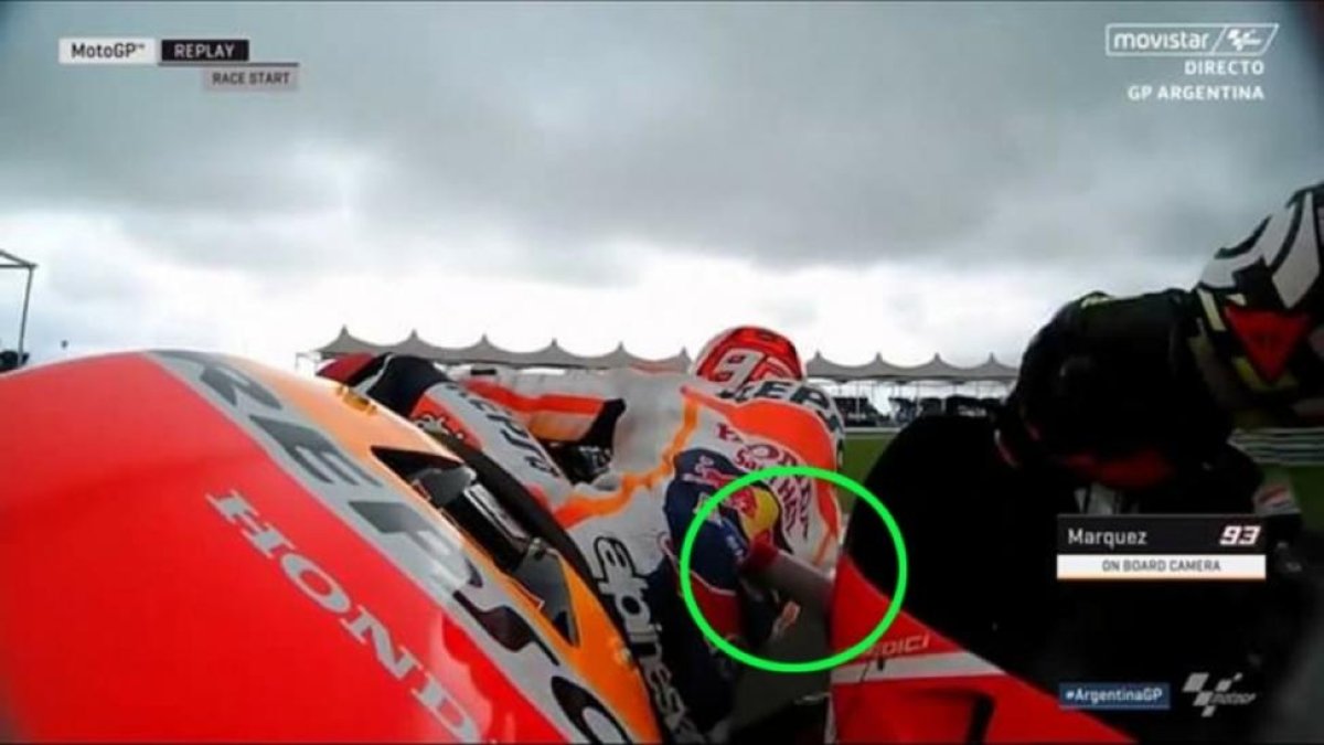 El alerón delantero izquierdo de la Ducati de Iannone golpea el culo de Márquez en Argentina