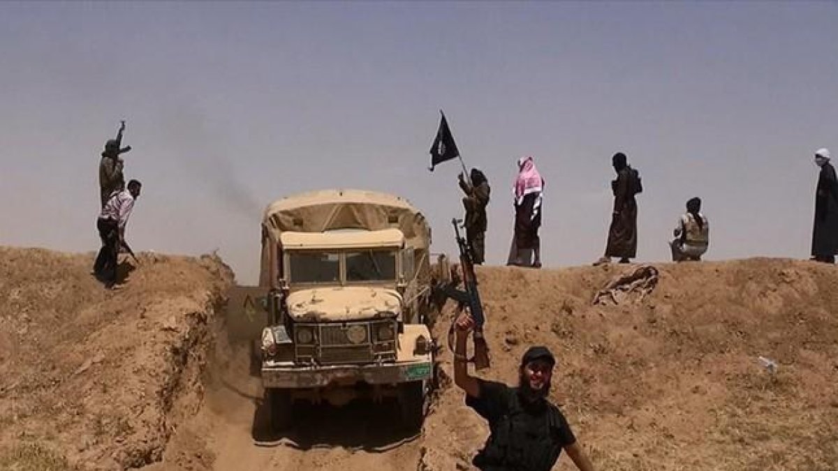 Imagen de combatientes del Estado Islámico en Irak, cerca de la frontera siria, hecha pública en una cuenta yihadista de Twitter.