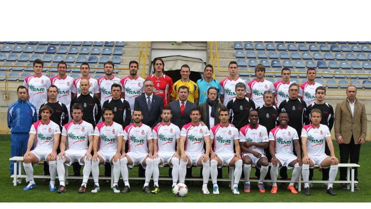 La Cultural realizó en la mañana de ayer en el estadio Reino de León la foto oficial para la temporada 2012/2013.