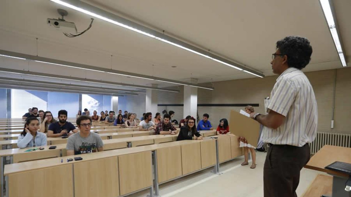 Un profesor impartiendo clase en la Facultad de Ciencias Biológicas y Ambientales de la Universidad de León.