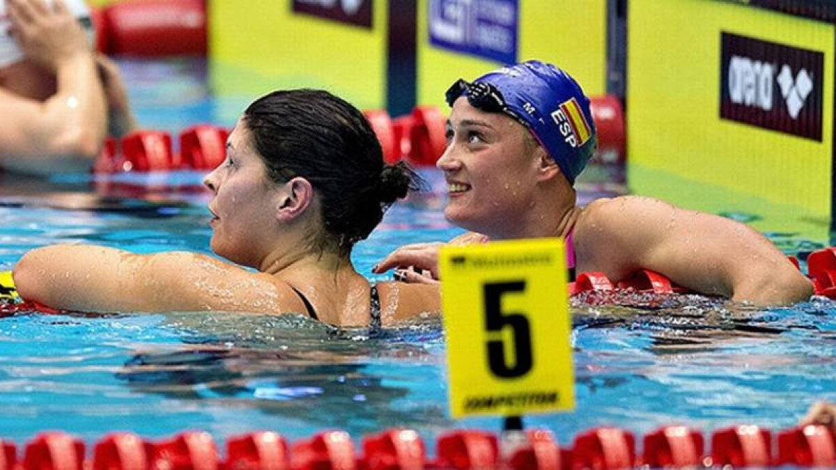 Mireia Belmonte sonríe junto a Lotte Friis tras ganar la final de los 800 metros libre de los Europeos de piscina corta.