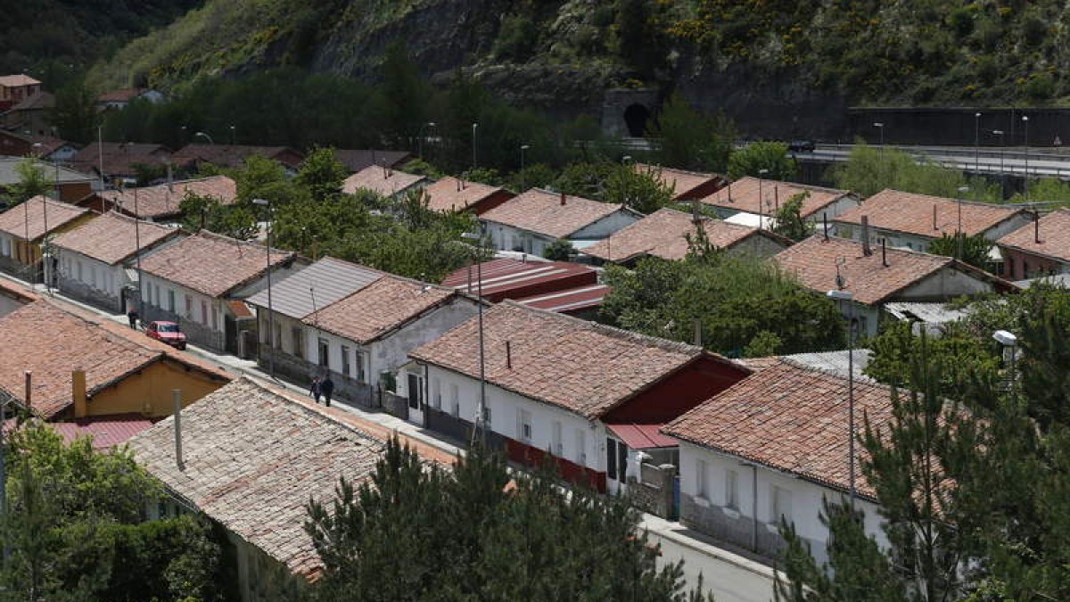 Una imagen de las casas bajas de Ciñera de Gordón que concurren a la segunda subasta. JESUS