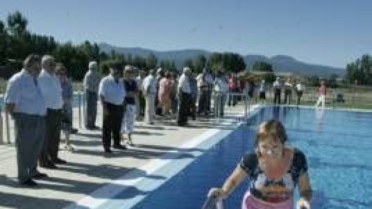 La inauguración de las piscinas de Fuentesnuevas estuvo pasada por agua