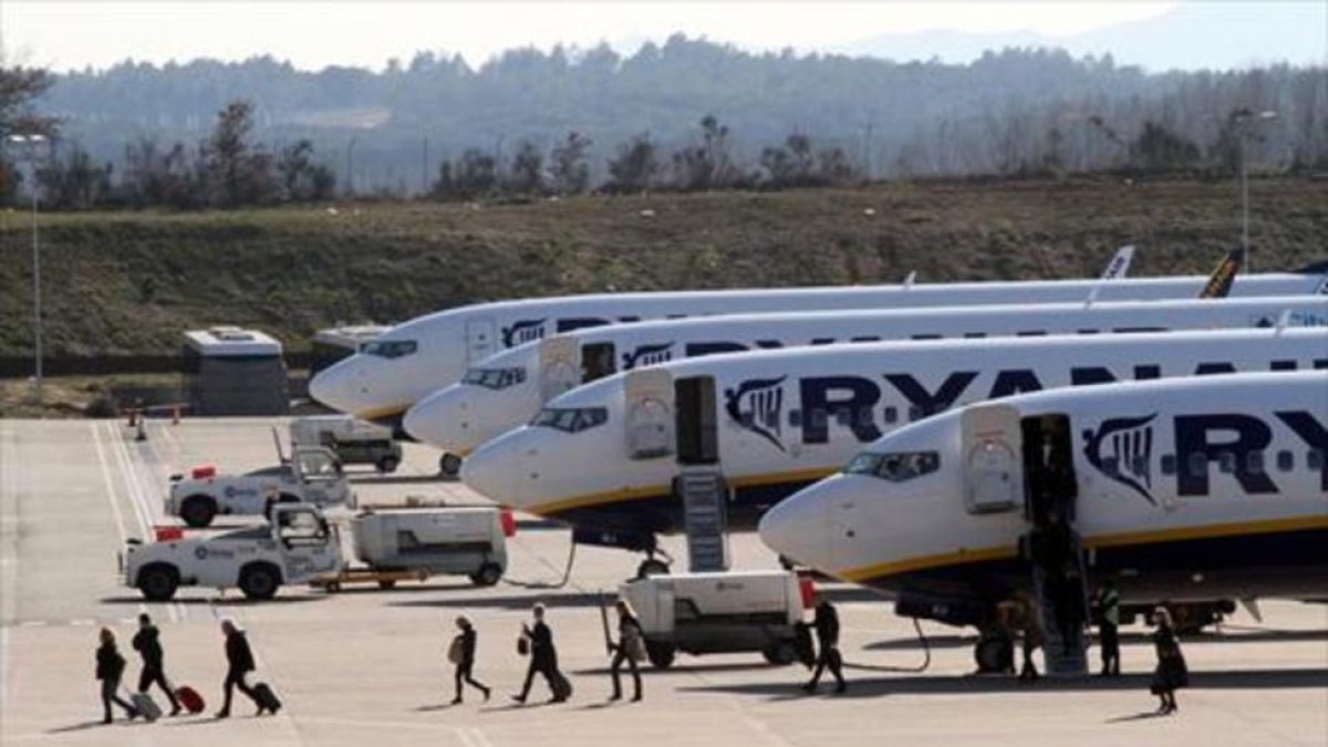 Pasajeros de Ryanair desembarcan de uno de los aparatos de la compañía en el aeropuerto de Girona.