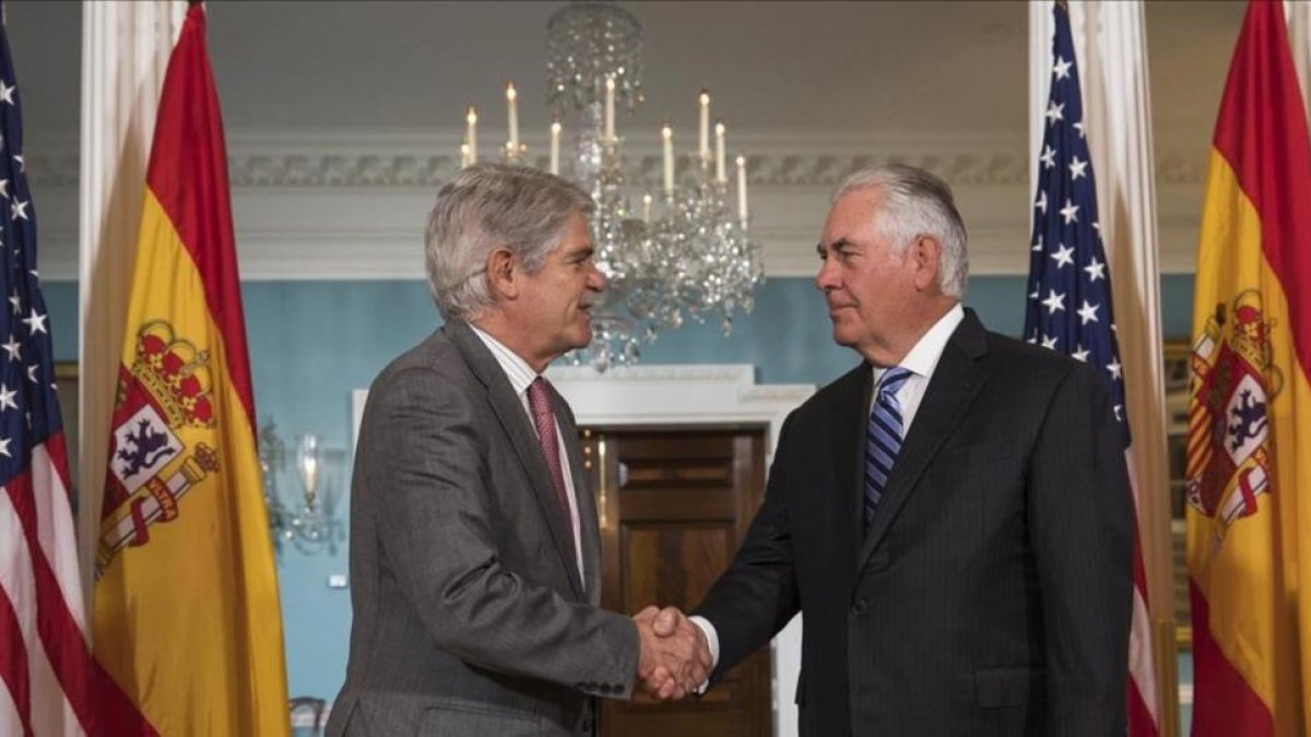 El secretario de Estado estadounidense Rex Tillerson estrecha la mano del ministro español de Exteriores, Alfonso Dastis, durante su reunión en Washington.