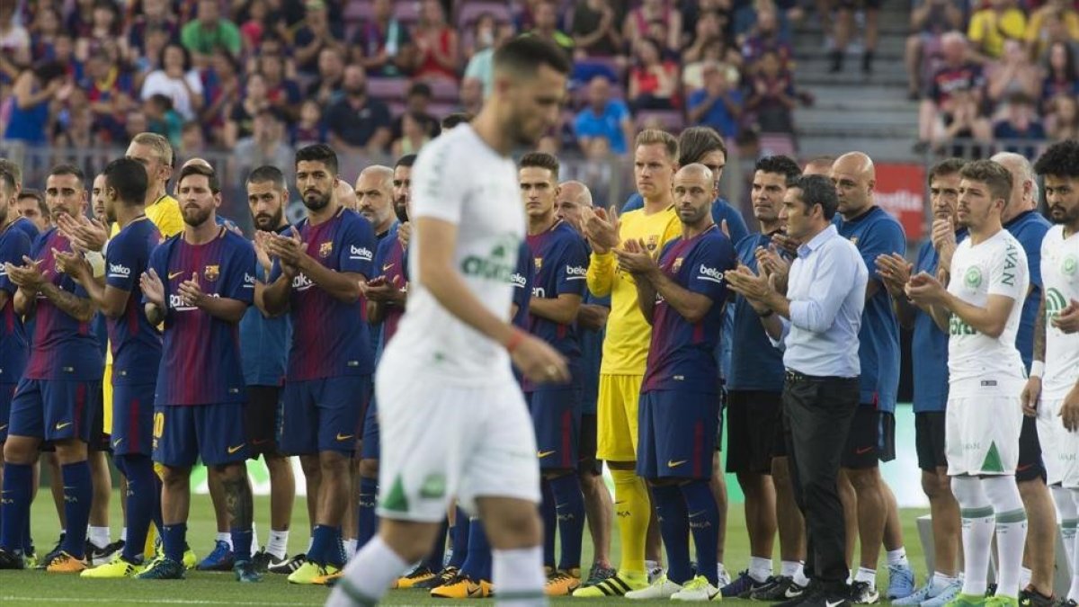 Los jugadores del Barça y Valverde aplauden a los del Chapecoense en el Camp Nou.