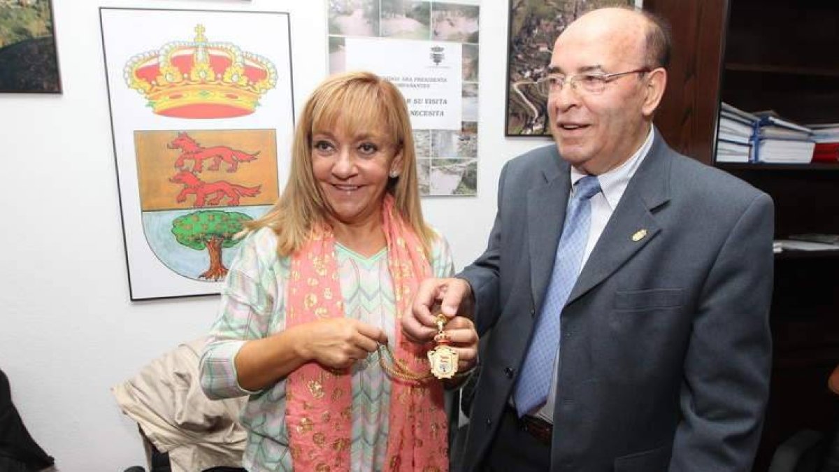Isabel Carrasco recibió la Medalla de Oro de manos del alcalde, Rafael Blanco.