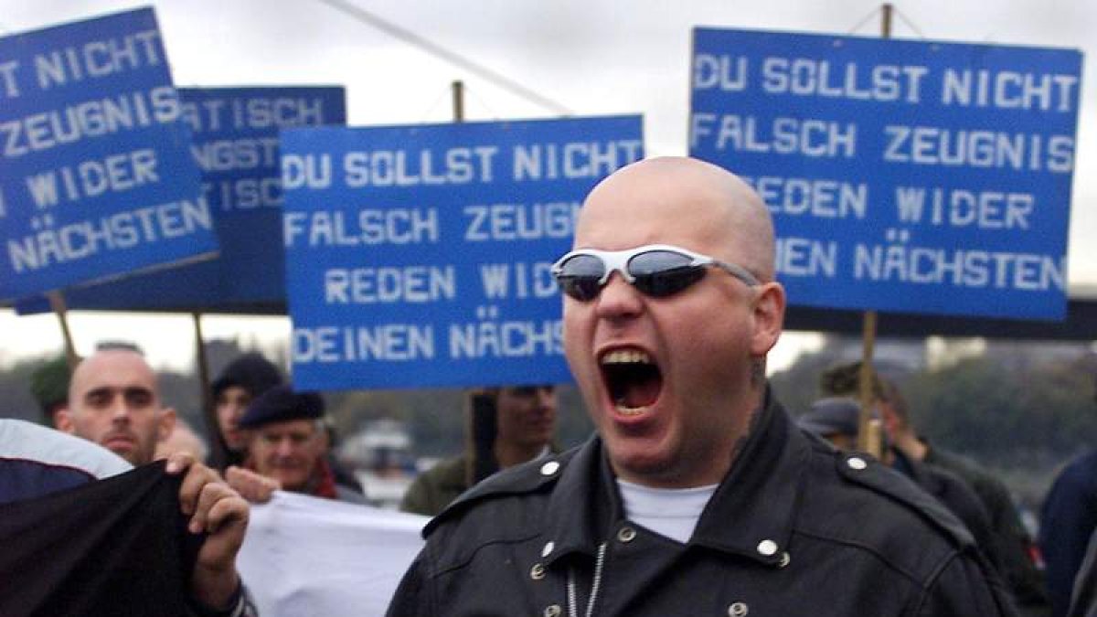 Imagen de un supremacista blanco en una manifestación nazi en Alemania. frank augstein