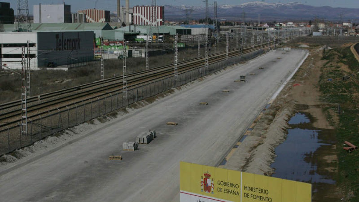 Estado de la entrada a León del AVE, sin obras desde el mes de noviembre.