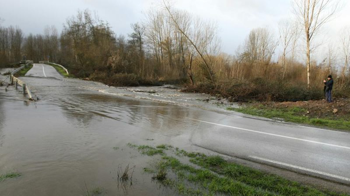 Uno de los accesos a la localidad de Toral de Merayo perteneciente al municipio de Ponferrada, cortada por el desbordamiento del río Sil