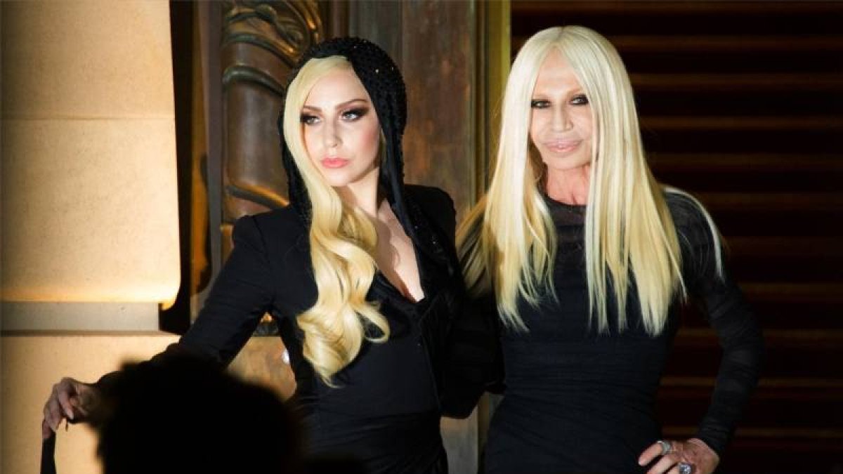 Lady Gaga no quiso perderse este domingo el desfile de su amiga, Donatella Versace, en París.
