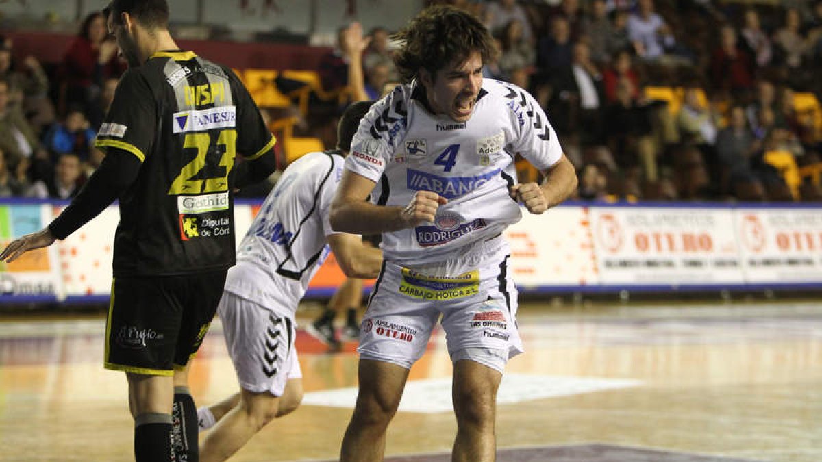 Sergio Mellado celebra uno de sus goles en la última victoria del Abanca Ademar.