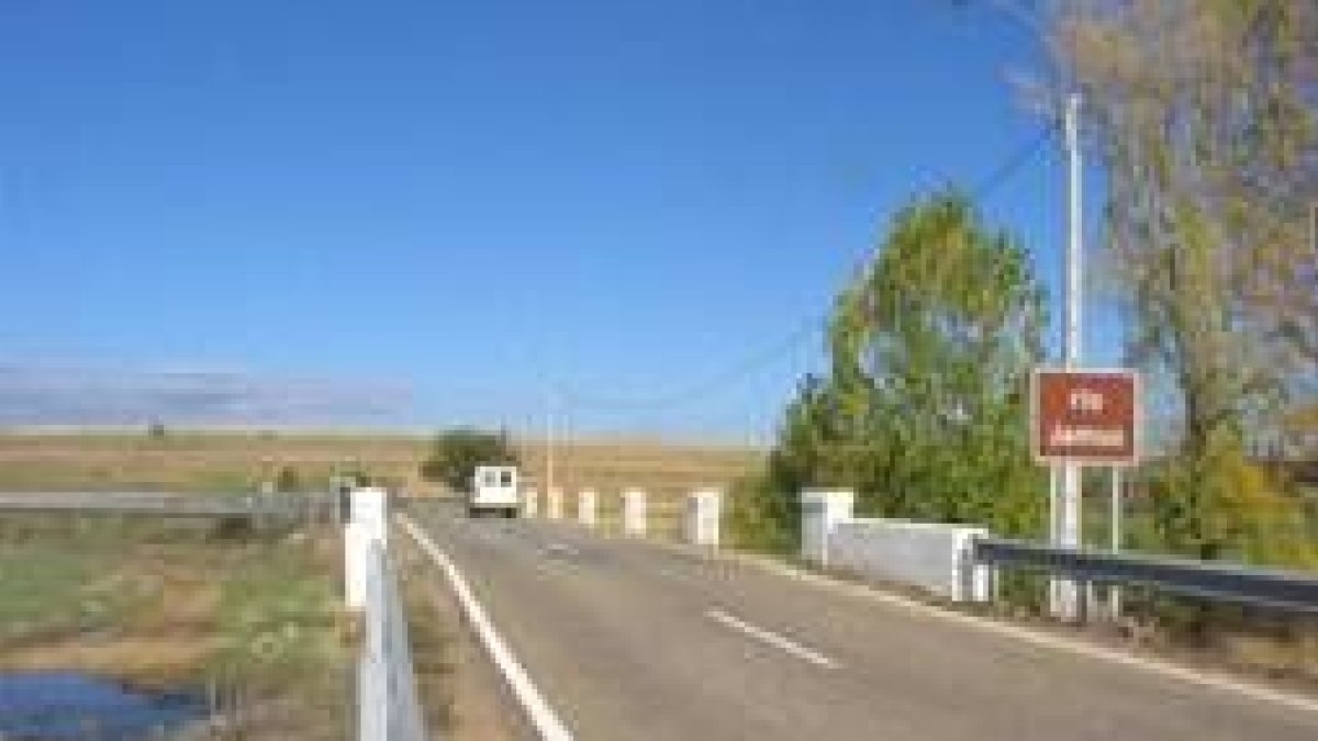 Una pasarela peatonal se adosará al puente sobre el río Jamuz en la localidad de Santa Elena