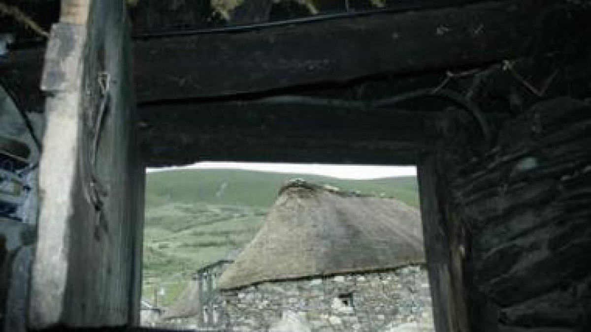 Palloza en Balouta y el impresionante paisaje que rodea al pueblo.