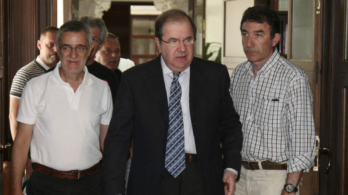 Herrera, entre Agustín Prieto, de UGT, y Ángel Hernández, de CC.OO., antes de la reunión.