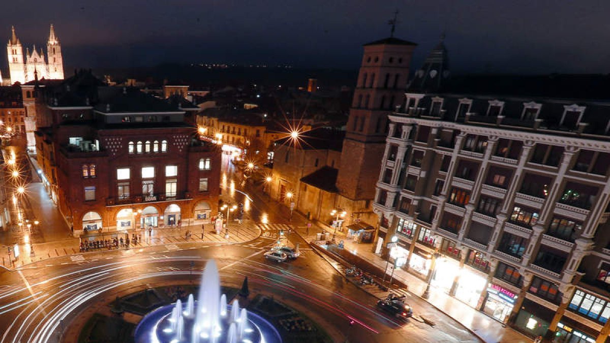 La Catedral, el edificio del Banco Bilbao (antiguo casino) y la Casa Roldán figuran en el ránking de los mejores edificios de la ciudad. RAMIRO