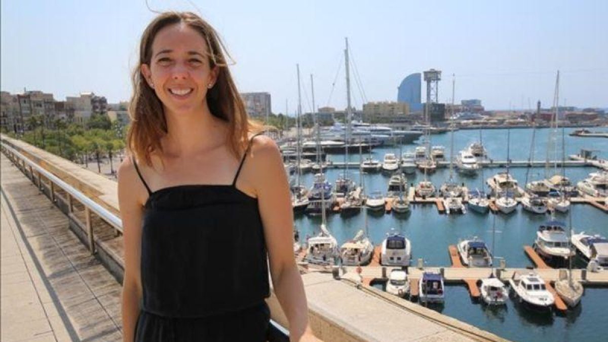 Carlota Pi, cofundadora de Holaluz, posa en la terraza de la sede de la empresa en el Palau de Mar, en Barcelona.