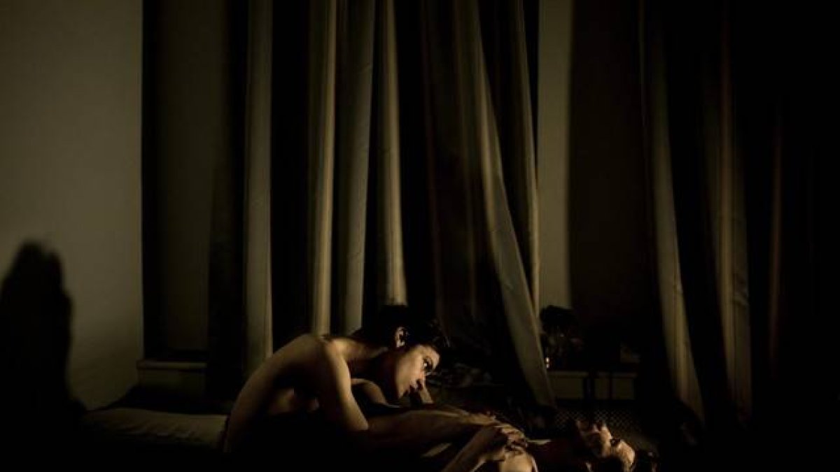 La imagen ganadora del World Press Photo, de Mads, Nissen. Capta de manera muy íntima una pareja de homosexuales en San Petersburgo.