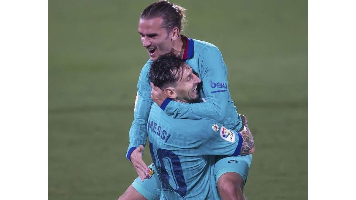 Griezmann y Messi celebran el gol del francés al Villarreal. D. C.