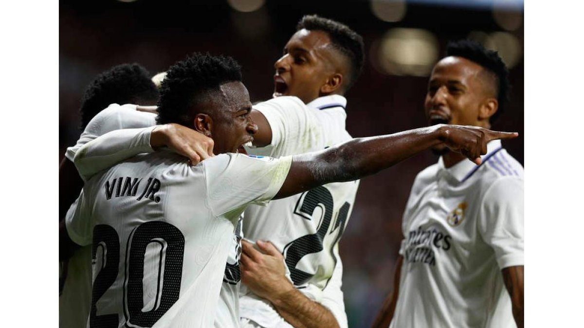 Los jugadores del Madrid celebran el segundo gol del partido, que convirtió Valverde tras recoger un rechace de Vinicius. RODRIGO JIMENEZ