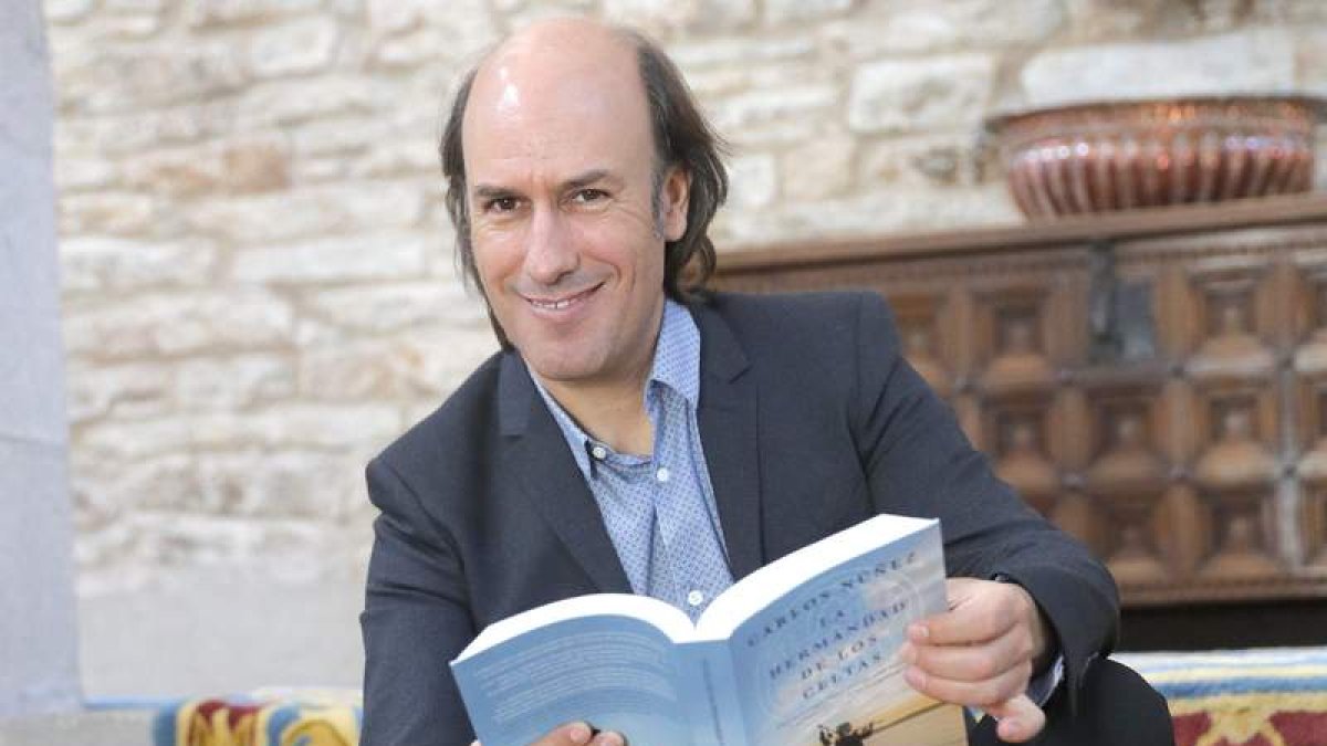 El gaitero Carlos Núñez, con su nuevo libro. LAVANDEIRA JR.