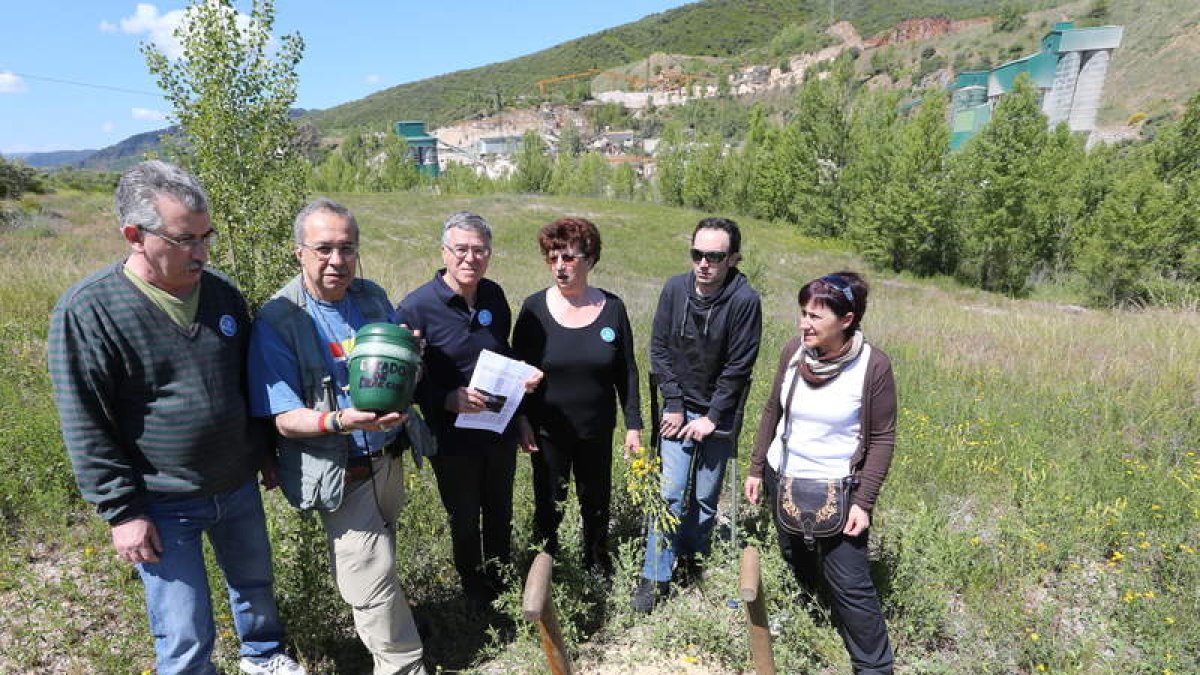 Representantes del colectivo ecologista y de IU, ayer enterrando la urna frente a la cantera.