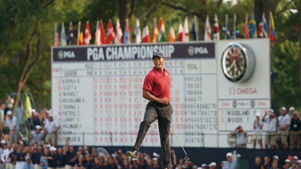 Tiger Woods celebra con rabia su putt en el hoyo 18 de la última vuelta en el PGA