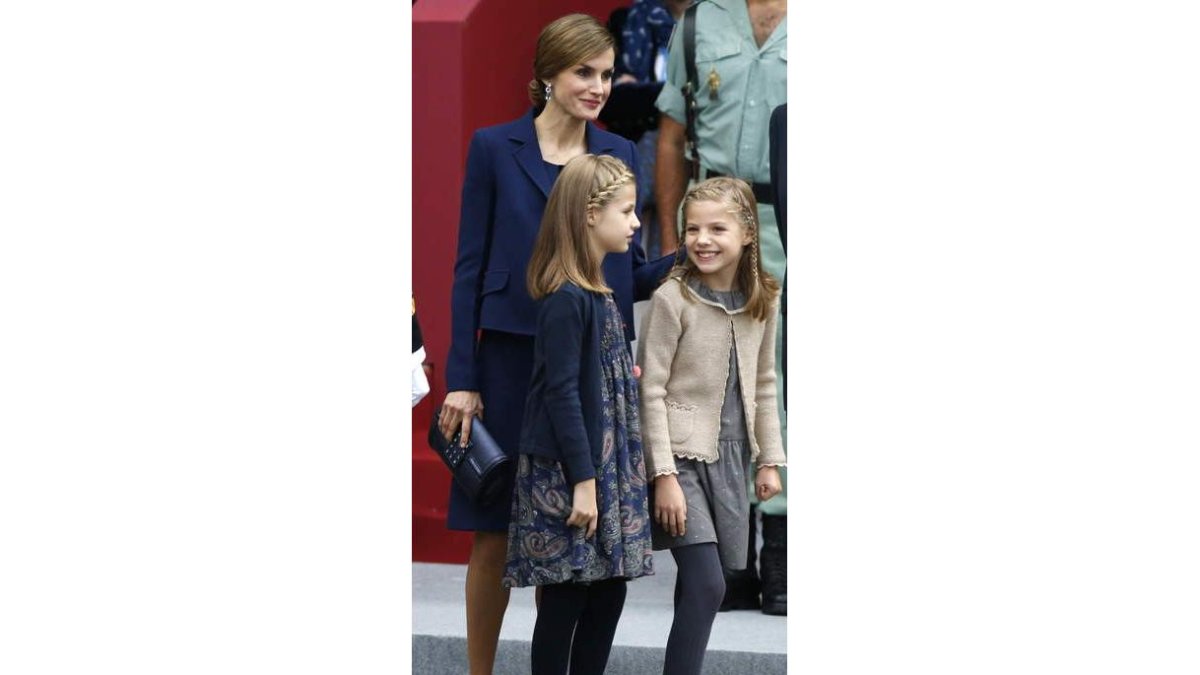 La reina y sus dos hijas, en un momento del desfile.