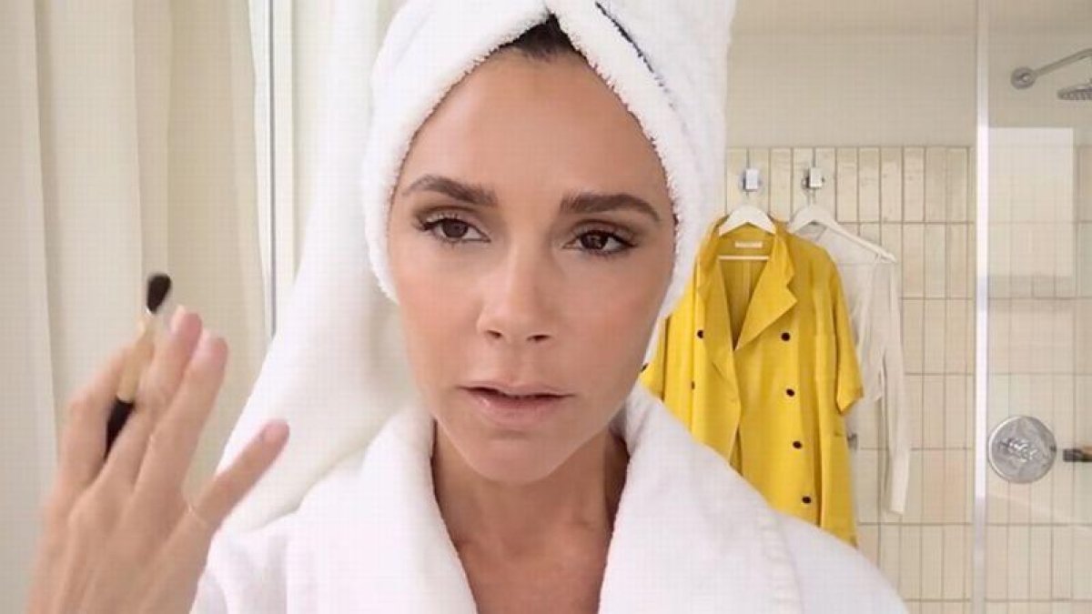 Victoria Beckham: Como maquillarse en solo cinco minutos.