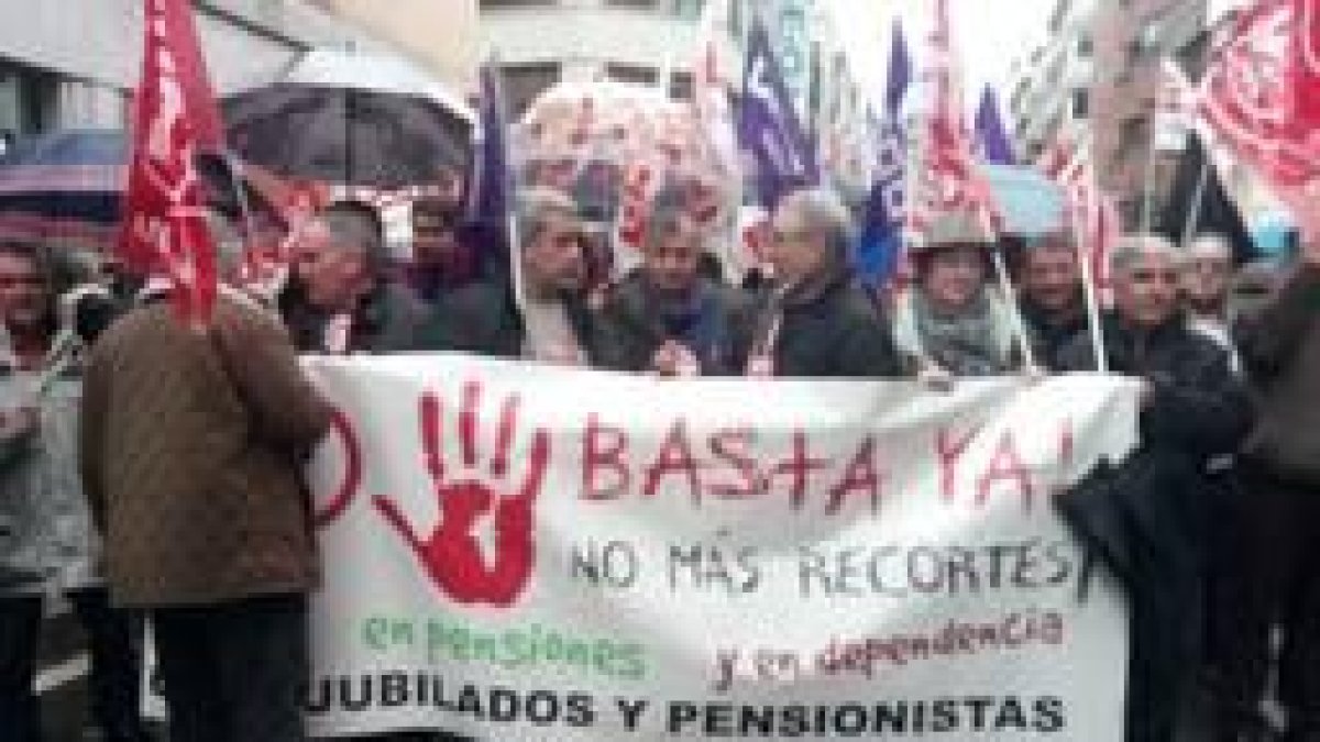 Cabecera de la manifestación secundada por cientos de pensionistas en León.