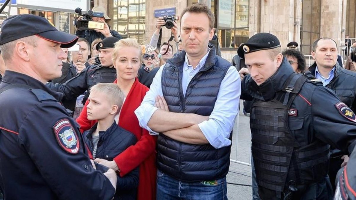 Alexéi Navalni con su mujer Yulia y su hijo Zahar en una protesta el pasado mes de mayo en Moscú.