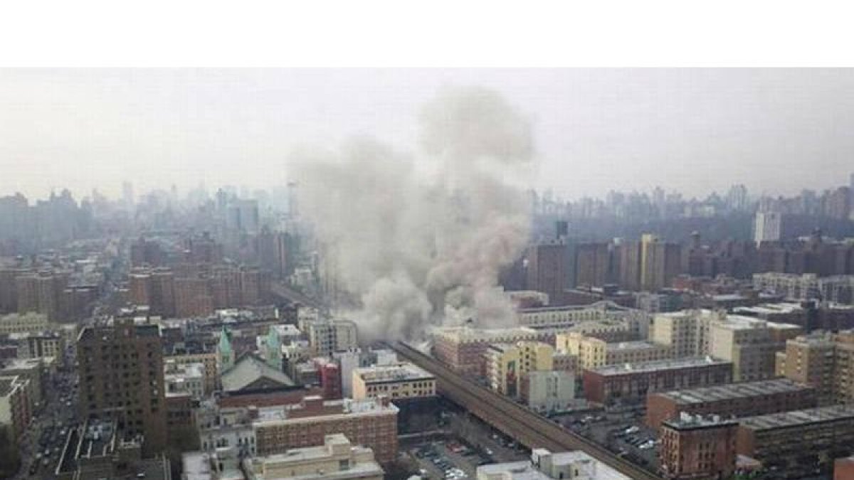 Columna de humo en el lugar del derrumbe del edificio, este miércoles.