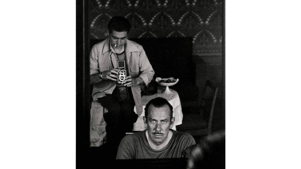 El fotógrafo Robrt Capa inmortalizó de esta manera a John Steinbeck