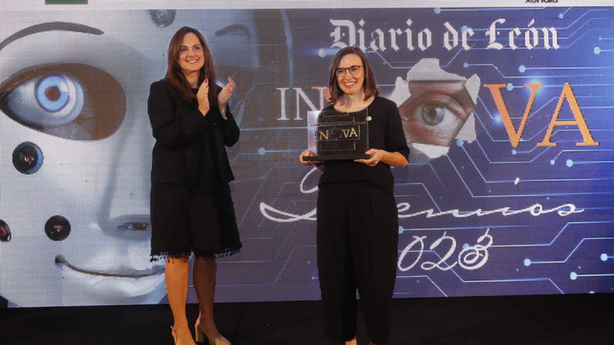 Cristina Viéitez, premio Innovadora, junto a Adriana Ulibarri, presidenta de Diario de León. RAMIRO