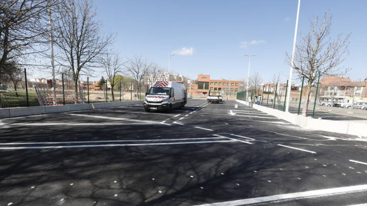 El aparcamiento de autocaravanas de La Granja está a falta del remate del vallado. MARCIANO PÉREZ