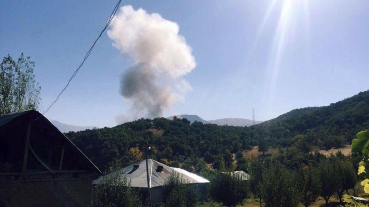Imagen del humo que ha ocasionado la explosión del camión bomba en el control militar turco.