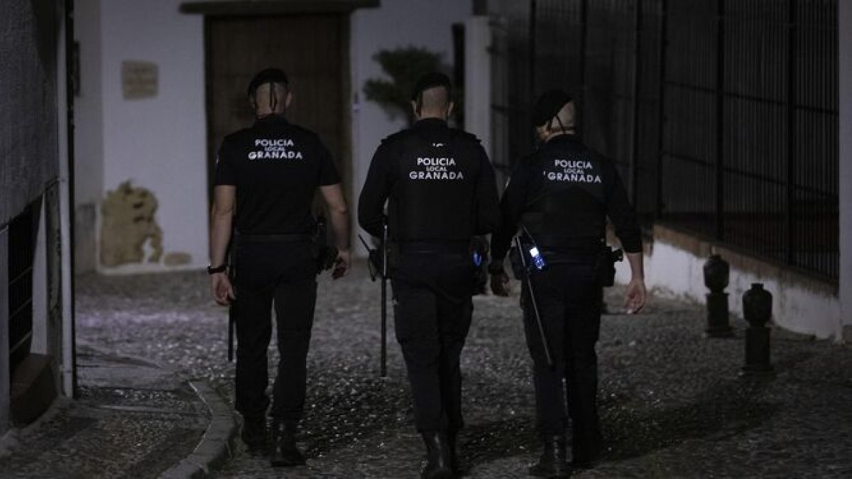 Fotos de la patrulla nocturna de la Policía Local de Granada.  ANTONIO L. JUÁREZ (Photographerssports)
