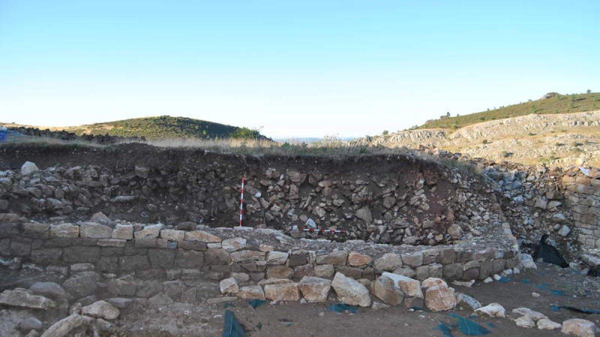 Detalle de parte de la muralla del castro desenterrada durante la campaña de este verano.
