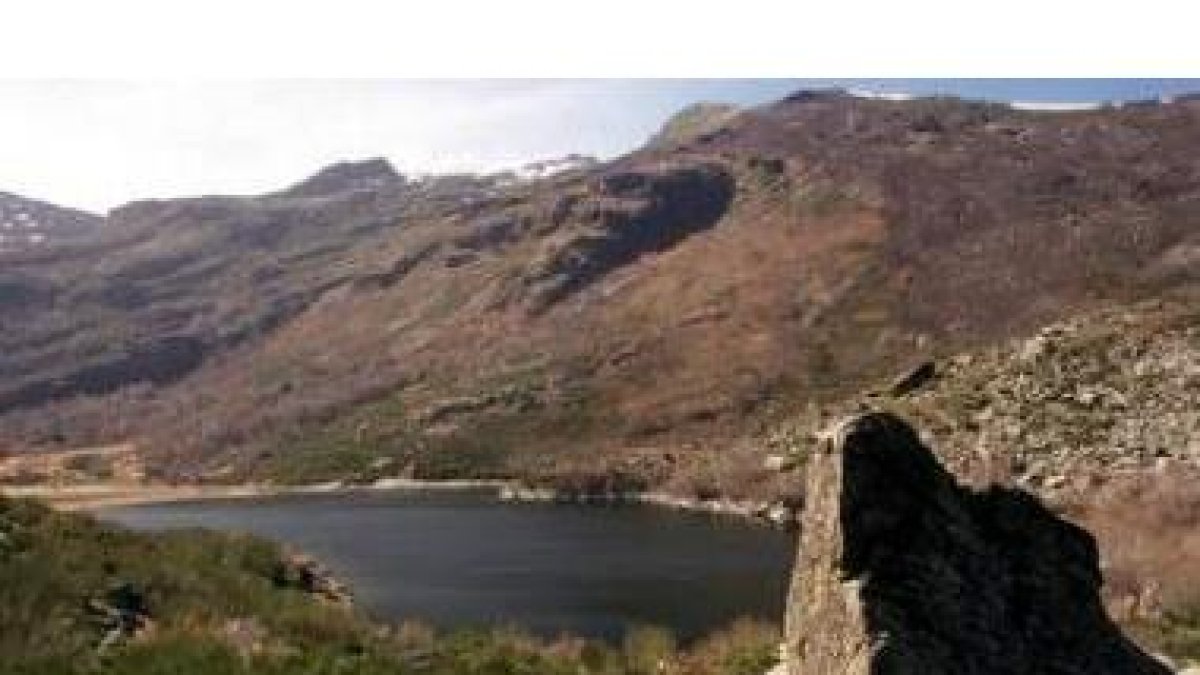 La Baña, un lago imprescindible para conocer la diversidad paisajística de León.