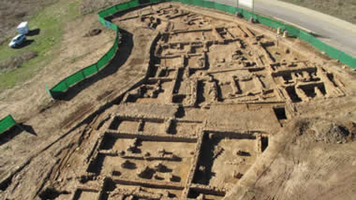 Vista aérea de la ciudad romana (vicus) aparecida en Puente Castro.